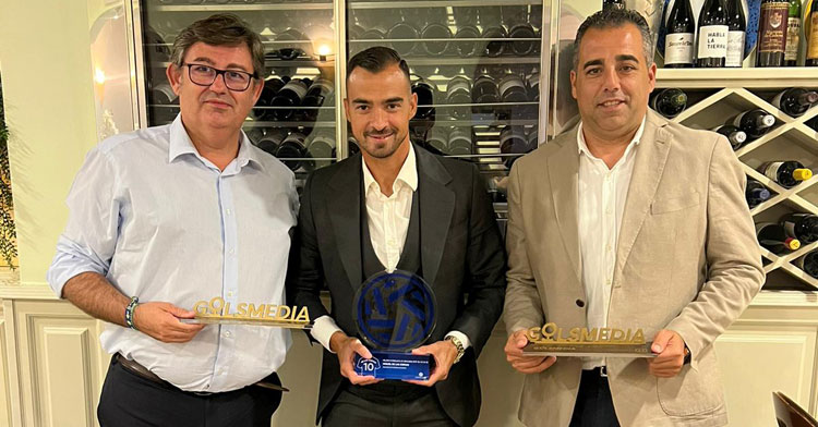 De las Cuevas y Germán Crespo con sus galardones, junto a Javier González Calvo
