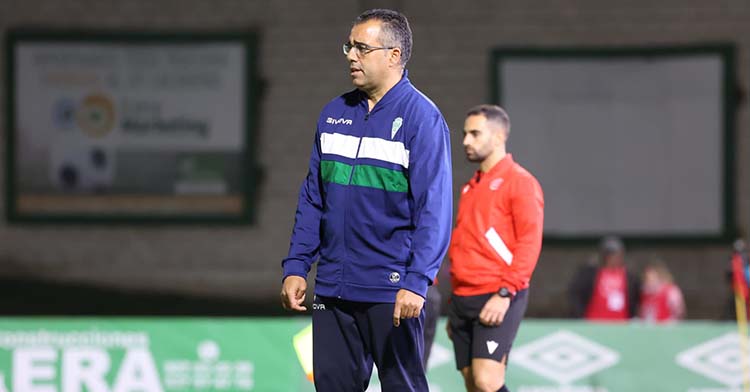 Germán Crespo siguiendo con gesto torcido el partido en Cáceres.