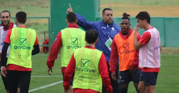 Germán Crespo dando instrucciones a sus hombres bajo la lluvia en la Ciudad Deportiva.