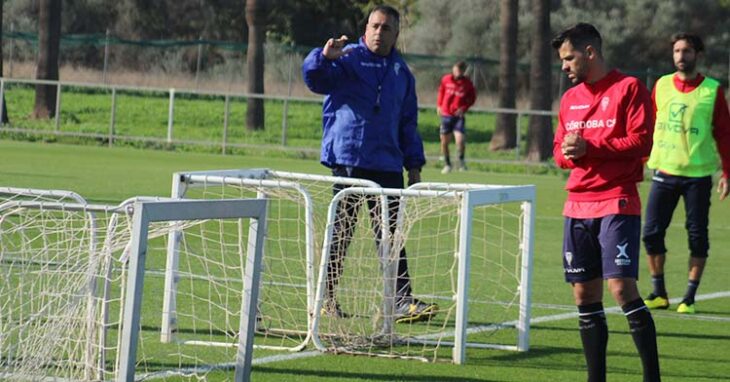 Germán Crespo dirigiendo al equipo con José Ruiz en primer plano que volverá a estar disponible tras cumplir un partido de sanción.