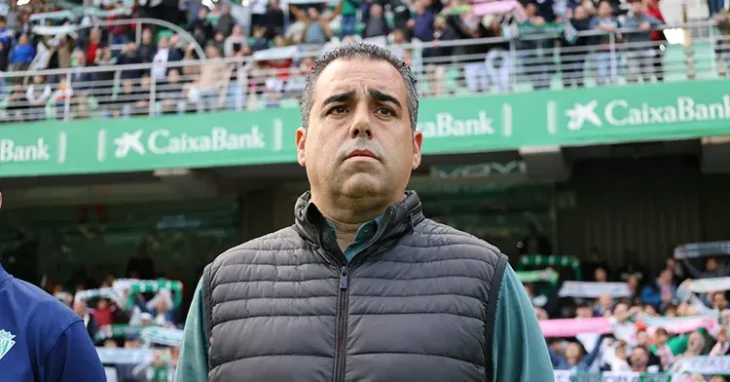 Serio y concentrado. Así escuchó el himno del Córdoba CF Germán Crespo.