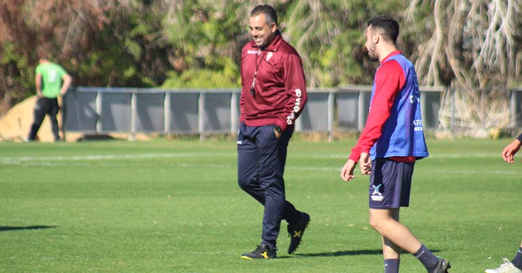 Germán Crespo sonríe ante Carlos Puga en el último entrenamiento antes de partir hace Cáceres para afrontar el partido de Copa del Rey.