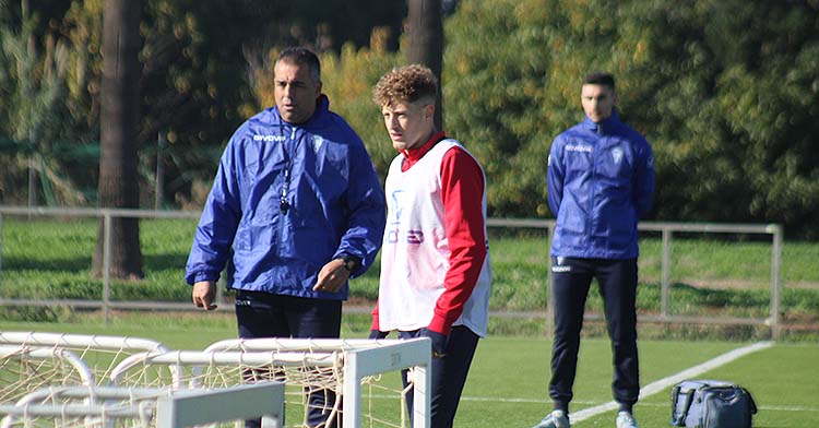 Germán Crespo dando instrucciones a sus hombres en presencia de Simo.