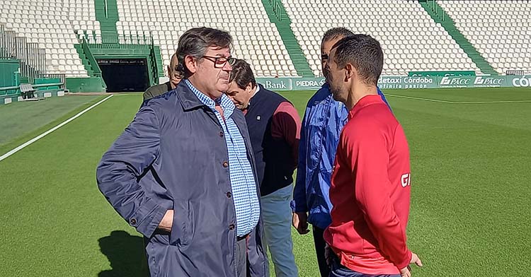 Javier González Calvo departiendo con Miguel de las Cuevas.
