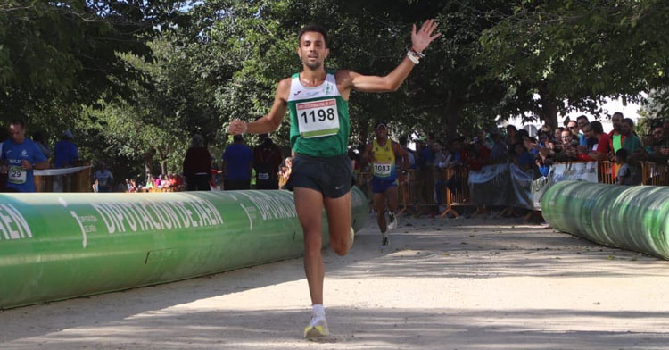 Juan Ignacio Grondona alza su mano al entrar tercero en meta en Torredonjimeno. Foto: Club Atletismo Cordobés