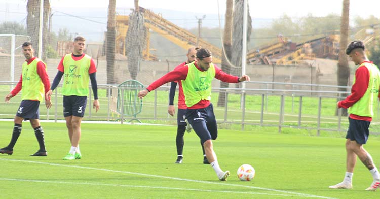 El balcánico Dragi Gudelj sacando el balón en su vuelta a los entrenamientos.