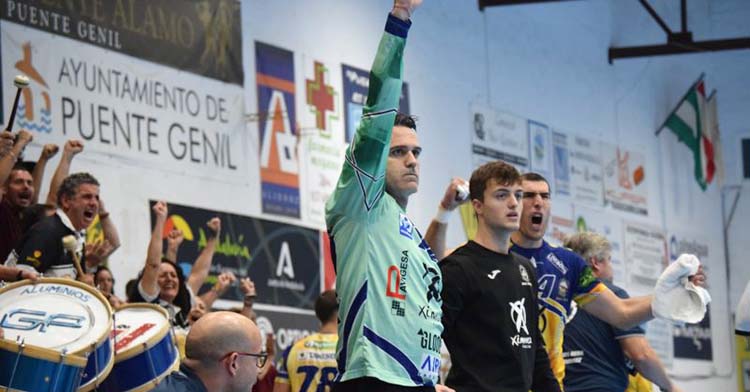 Álvaro de Hita alzando su brazo con la afición de Puente Genil entregada.