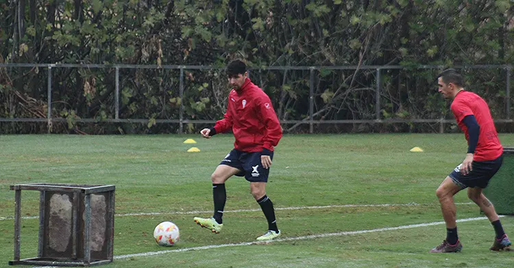 Javi Flores y Carracedo entrenando al margen del grupo.