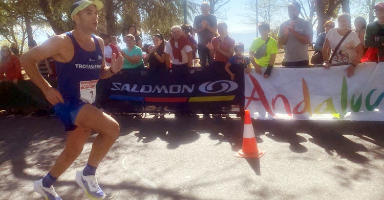Jesús Alguacil en plena subida. Foto: Club Trotasierra