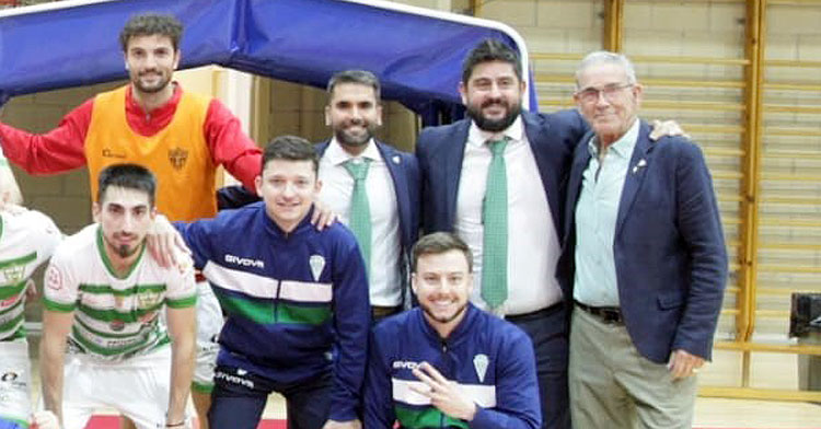 Josan González posando tras la victoria del equipo. Foto: Córdoba Futsal