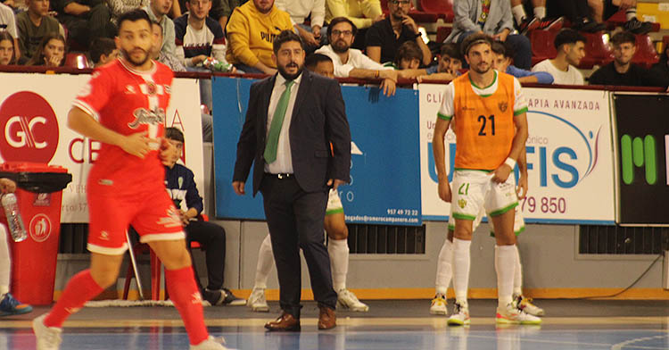 Josan González siguiendo el partido en su área técnica