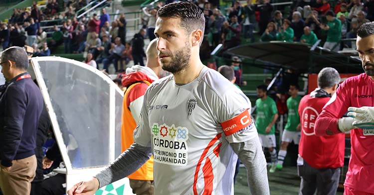 José Cruz portó el brazalete de capitán en Cáceres por primera vez.