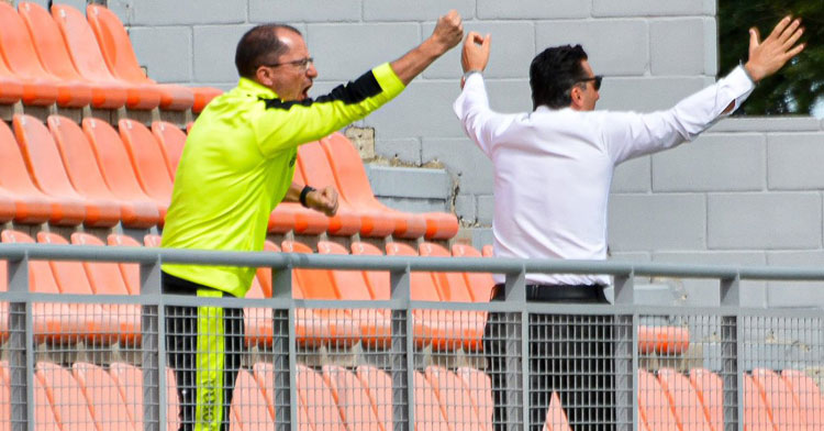 José Juan Romero celebrando desde la grada el único triunfo ceutí.