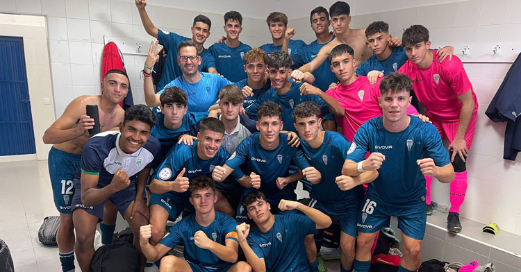 La alegría del juvenil del Córdoba tras su última victoria. Foto: CCF