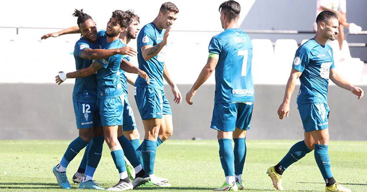 Adri Fuentes y Kike Márquez, que hicieron los goles del Córdoba a pase de Willy, celebrando el triunfo con sus compañeros.
