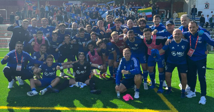 El Linares Deportivo celebrando con su afición al fondo el pase copero ante el Unión Adarve. Foto: Linares Deportivo