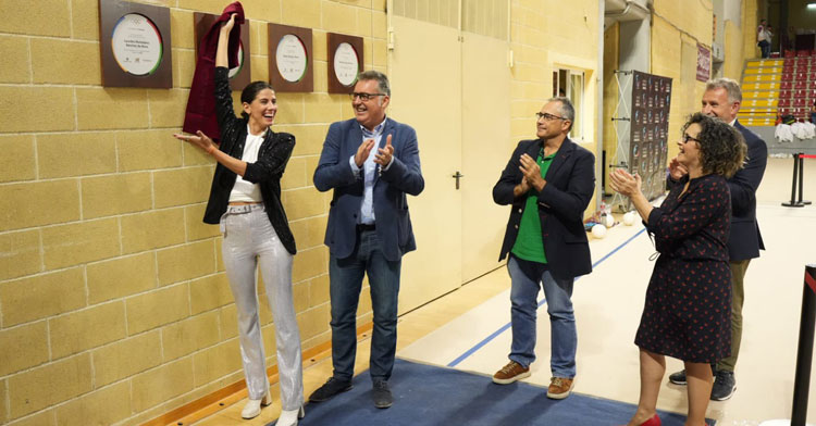 Lourdes Mohedano al descubrir su placa. Foto: APDC