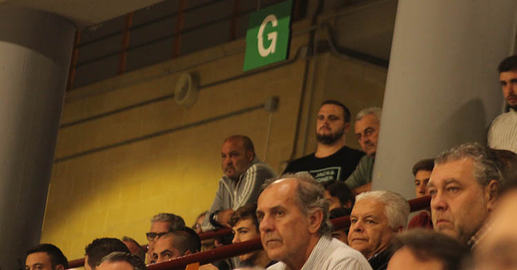 Luis Lorenzo en el Vista Alegre siguiendo un partido del Córdoba Patrimonio.