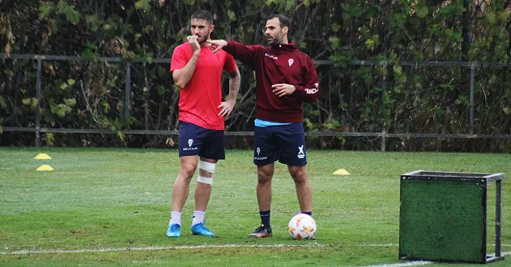 Miguel Ángel Moriana dando instrucciones a Antonio Casas en los ejercicios de rehabilitación al margen del grupo.