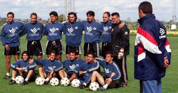 Aquella plantilla de cordobeses en la Ciudad Deportiva observados por Pepe Escalante. Foto: Larrea