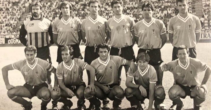 Miguel Ángel Portugal, arriba a la izquierda junto al meta Burgueña, con Juan Luna Eslava o Anquela, abajo entre otros, en su primer curso en el Córdoba de 1988.