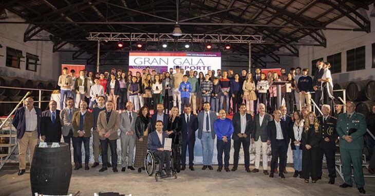 La foto de familia de todos los premiados en la Gala del Deporte Provincial de la Diputación de Córdoba.