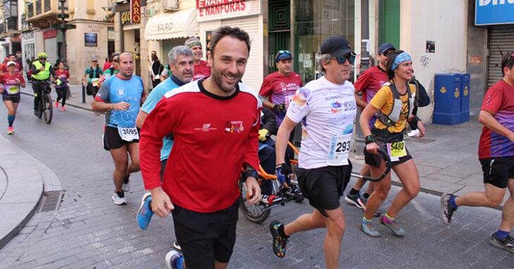 Los populares corriendo en la pasada edición por el centro de Córdoba.