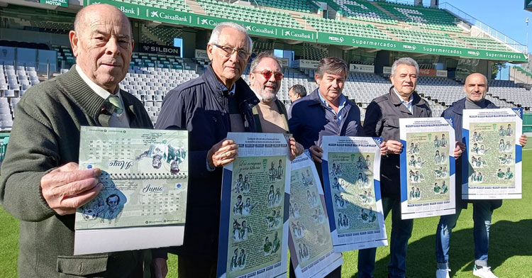 Miguel Reina mostrando en primer término el calendario solidario de Cocinillas CCF, con Pepe Escalante y Alfonso Espejo al fondo.