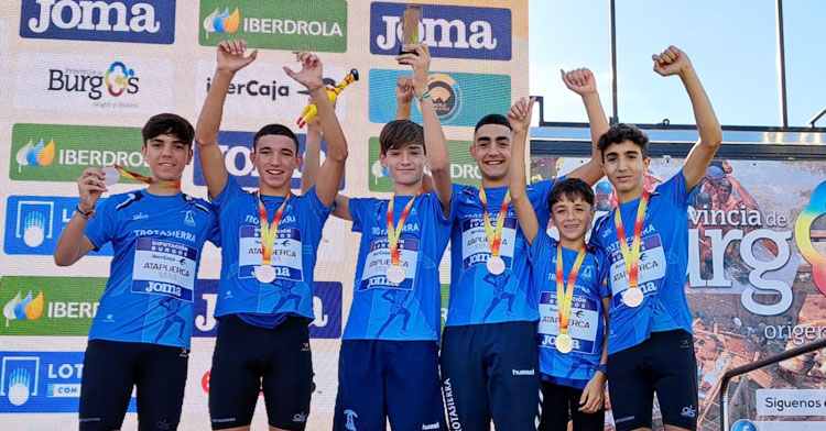 Los sub16 del club de Hornachuelos en el podio. Foto: Club Trotasierra