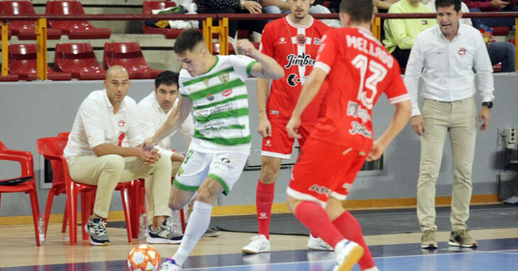 Álex Viana armando la pierna ante el Jimbee Cartagena. Foto: Córdoba Futsal