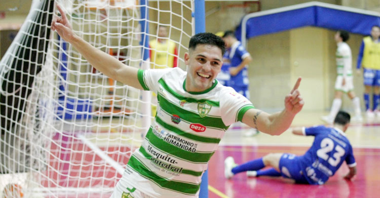 Álex Viana celebra el tanto de la victoria en el Antonio Caba. Foto: Córdoba Futsal