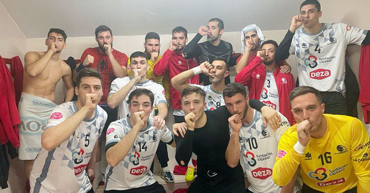 Los jugadores del Cajasur CBM dedicaron la victoria a su compañero Jota Abad por el nacimiento de su hija. Foto: CBM