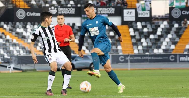 Willy Ledesma encarando a un defensor del Badajoz