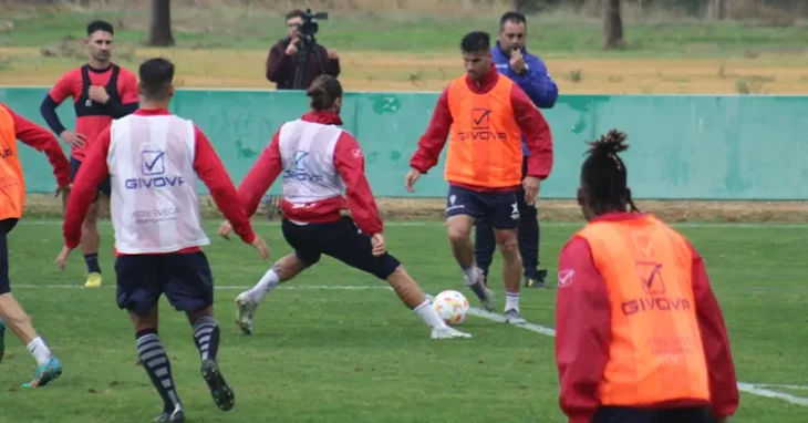 Willy encarando a un compañero bajo la lluvia y la atenta mirada de Germán Crespo.