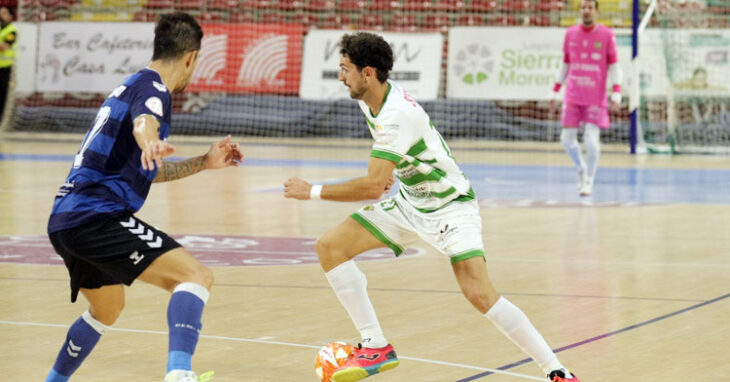 Zequi trata de escaparse de un jugador del Real Betis Futsal. Foto: Córdoba Futsal