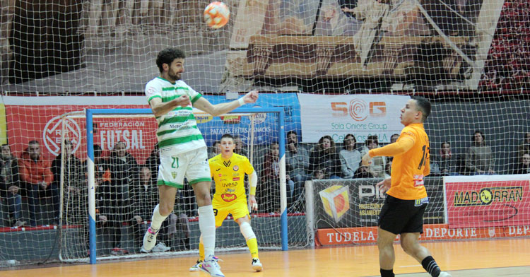 Zequi corta un balón en el encuentro frente al cuadro tudelano. Foto: Ribera Navarra FS