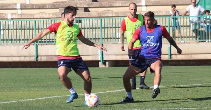 Christian Delgado encarando a Jorge Moreno con Sergio Benito.