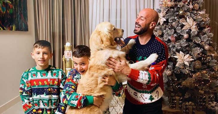 Pepe Reina con sus hijos Luca y Thiago en Villarreal junto al árbol de Navidad, nietos de Miguel Reina.