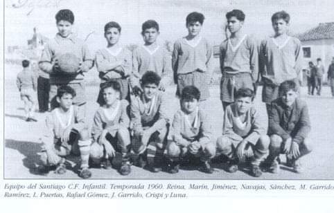 Miguel Reina en una formación con los cadetes del Santiago en la que aparece Rafael Gómez, abajo el tercero por la izquierda.