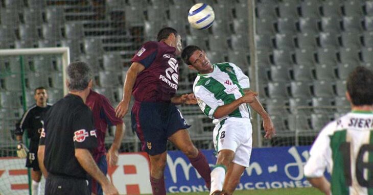 Sarmiento jugando contra el Pontevedra en 2004 en El Arcángel.