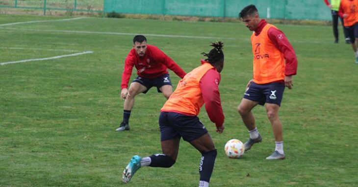 Willy encara a Carlos Puga con Cedric de espaldas.