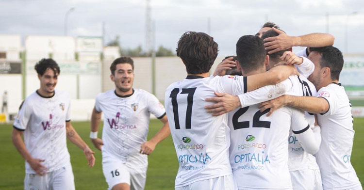 Los futbolistas blanquillos celebrando uno de sus goles en el Municipal. Foto: CD Pozoblanco