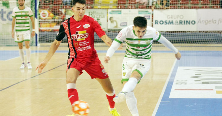 Álex Viana intenta cañonear de zurda en presencia de Ricardo, de vuelta a Vista Alegre ahora con la camiseta de ElPozo. Foto: Córdoba Futsal
