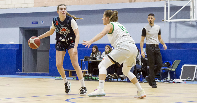Ana Picos bota el balón mientras busca una compañera a la que pasar con la mirada. Foto: Gabriele Friscia