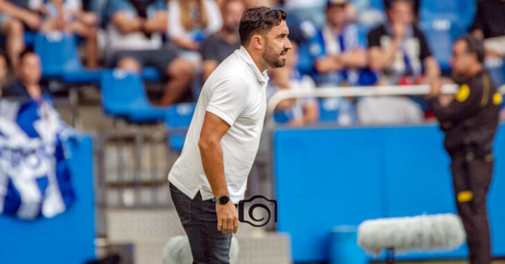 Antonio Fernández, entrenador del Pontevedra, dirigiendo al equipo. Foto: Sergio Oubiña