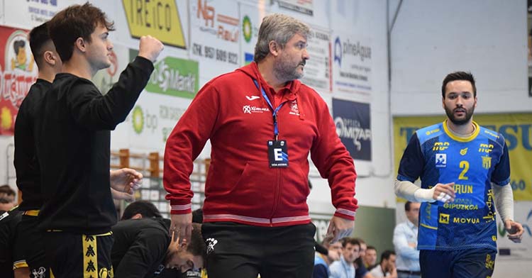 Paco Bustos siguiendo el partido ante el Bidasoa e Irún con el argentino Martín Jung en primer término.
