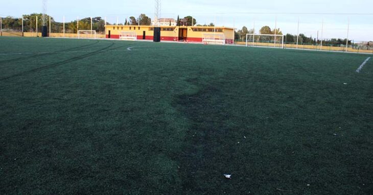 Las grietas del terreno de juego del campo de fútbol-11 de El Naranjo.