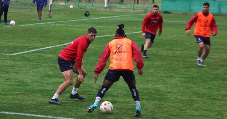 Jorge Moreno fijando la marca a Cedric que intenta desbordar.