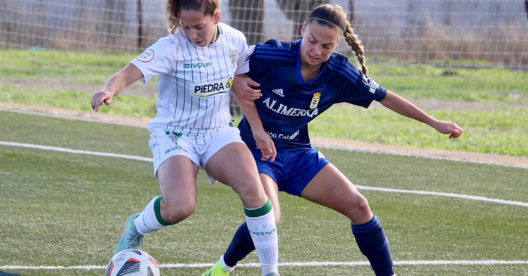 Cintia protege la pelota ante una jugadora del Oviedo Moderno. Foto: CCF