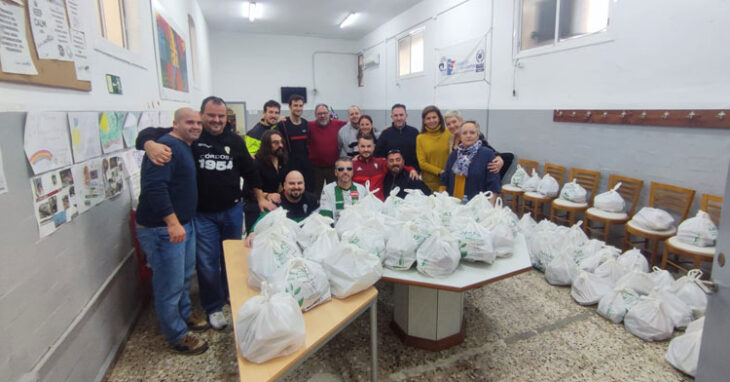 El colectivo Cocinillas CCF posando con sus menús elaborados para los necesitados